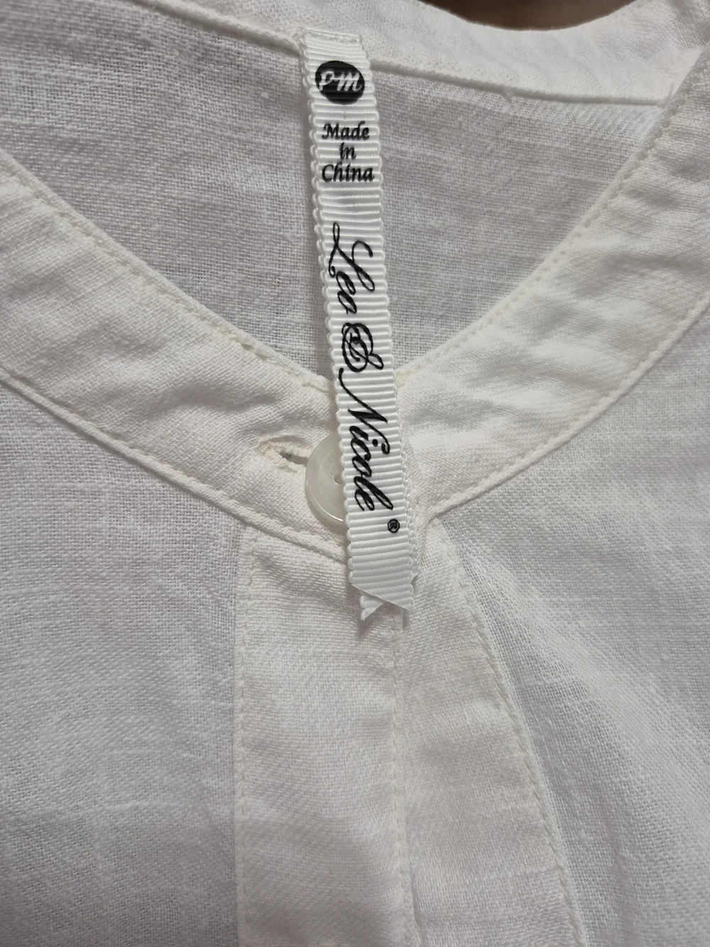 Leo & Nicole Petite Medium White Textured Button Front Top Embroidered Floral - Picture 6 of 8